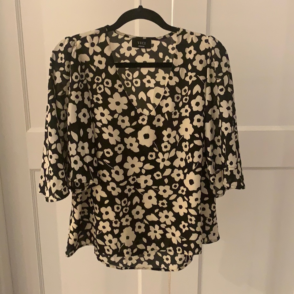V neck flutter top by Vici
